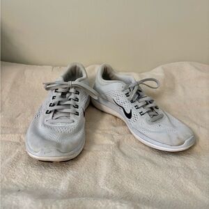 White Nike Flex 2016 Run Sneakers